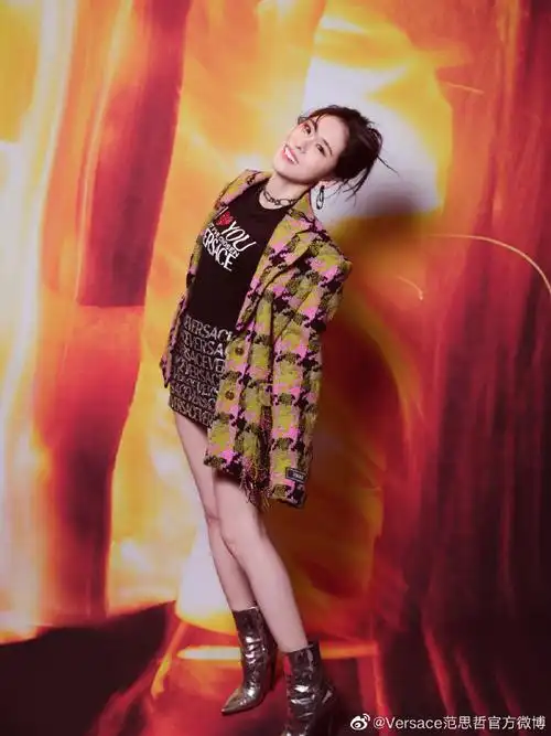 v星闻#歌手@张碧晨身着 versace 粉绿拼色毛呢时装酷飒亮相@浙江卫视