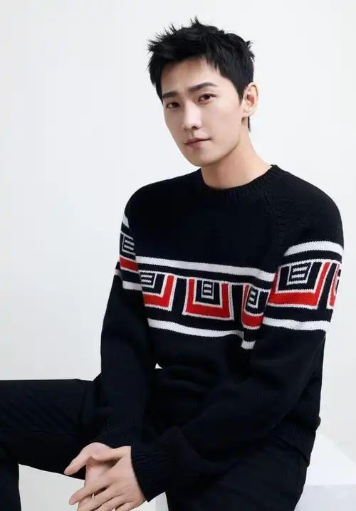 杨洋代言广告翻车!文化水平遭质疑,颜值引争议