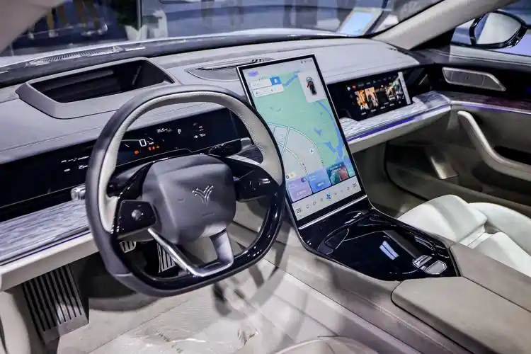 应用层全部由哪吒汽车自研,地图导航支持与车辆信息,ar-hud的联动