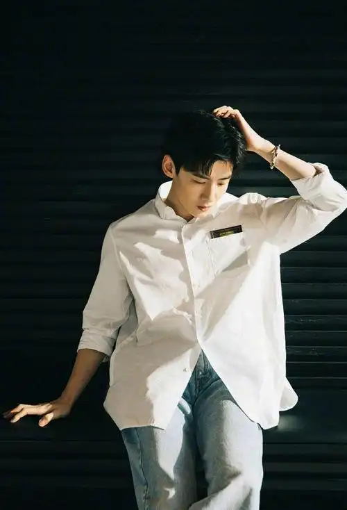 白敬亭最新大片释出这样穿花衬衫复古又可爱理想型男票没错了