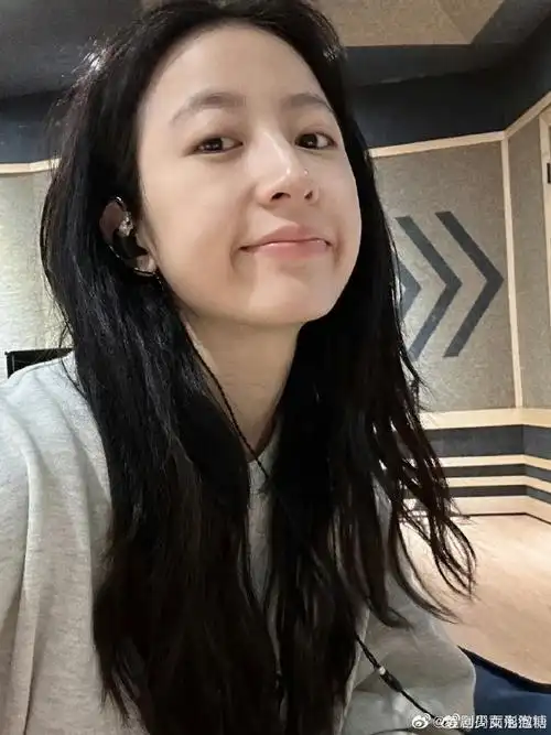 新随拍,美女素颜状态好绝,长发造型温柔俏皮,很难不心动啦@周雨彤微博