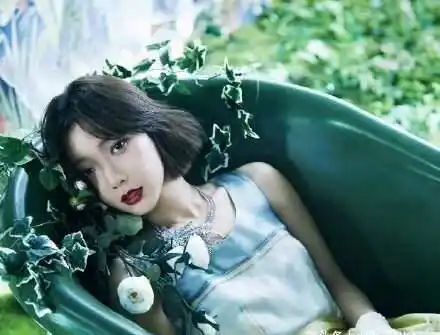 原创37岁王珞丹最新杂志封面曝光躺浴缸神秘魅惑纤细小鸟腿直晃眼