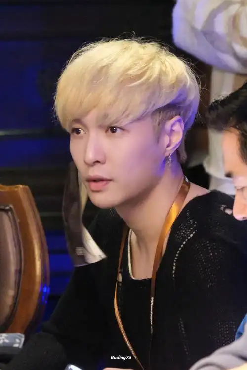 张艺兴现身2023乌镇戏剧节##黄渤孙红雷黄磊张艺兴王迅最新合照