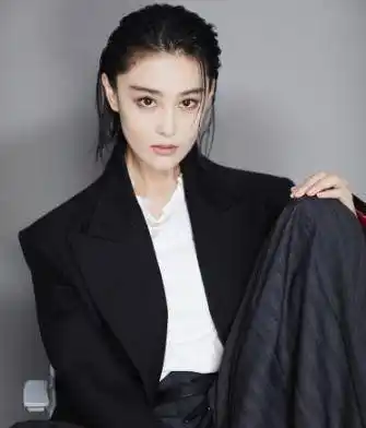 演员张馨予:我这辈子最正确的选择,就是嫁给小一岁的兵哥哥_何捷_女孩