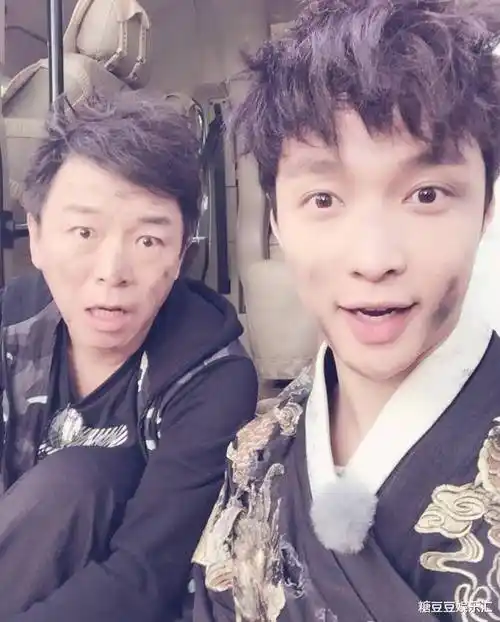 张艺兴为黄渤庆生,合照配文暗藏小心机,手写信调侃自己"字好看"