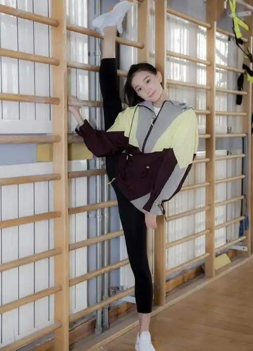 体操女神张豆豆因挺胸照走红!秀高难度一字马,拒进娱乐圈考北体