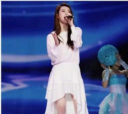 从歌唱选秀节目《我型我秀》出道的戚薇因为靓丽的外表和不俗的歌喉