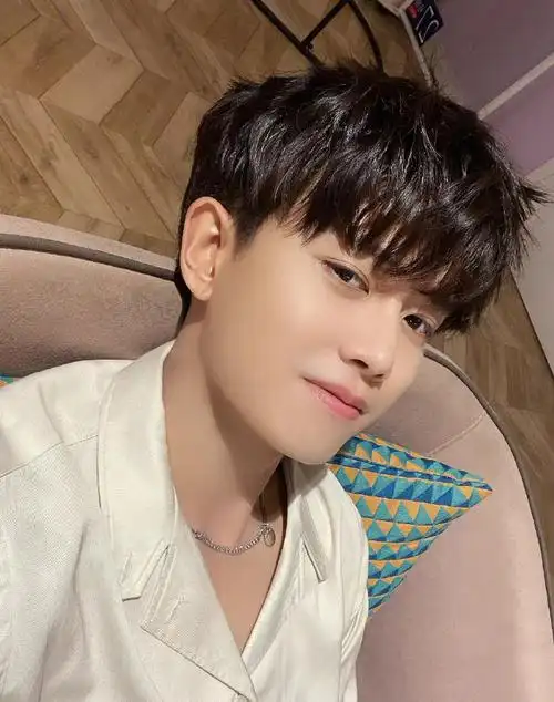 任嘉伦学生时期旧照#任嘉伦学生时期的旧照晒出,这也太青涩了吧,那後