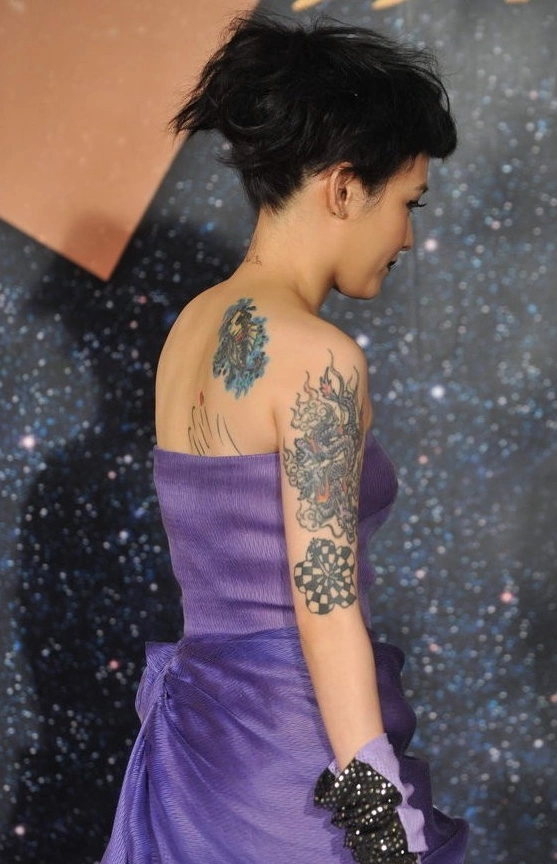 四位有纹身的女星,谭维维花臂帅气,窦靖童的纹身个性