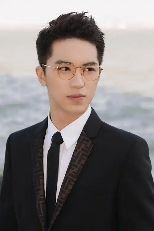 许魏洲亮相金鸡百花电影节 金丝眼镜演绎"斯文败类"风