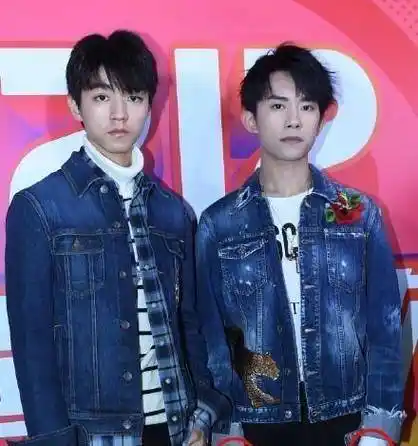 易烊千玺采访时被忽视,王俊凯一个动作获赞无数_小虎队_王源_因为