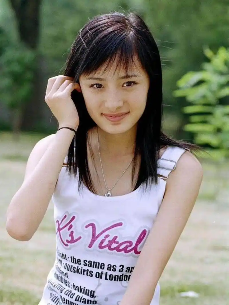 杨幂早期的脸型虽然不完美但是五官比例和布局均衡,眉型自然,眼型狭长