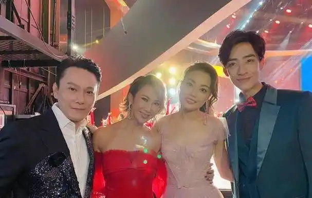 李玟晒与张信哲容祖儿合照,气场强大,状态不输小17岁李佳琦_网友_镜头