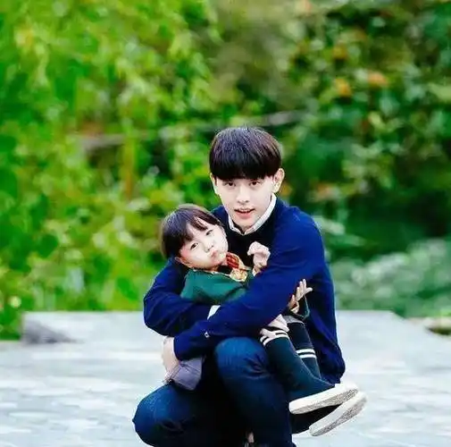 邓伦"老父亲"石锤,看到相逢后的小孩有多黏他,你就知道他多暖_爸爸