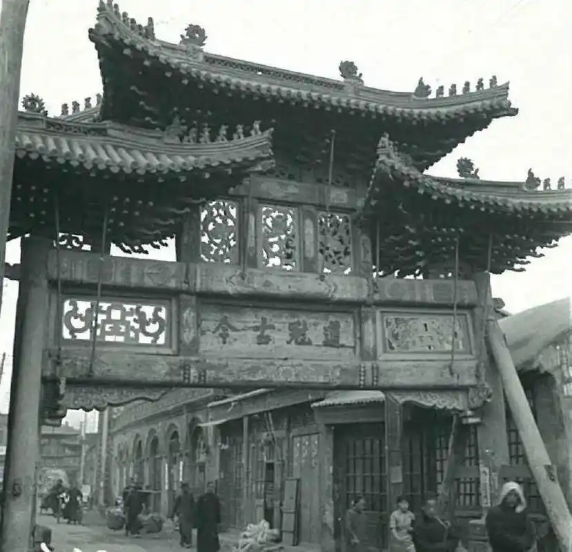 老照片  上世纪40年代  天津东门里老牌楼,你见过吗?