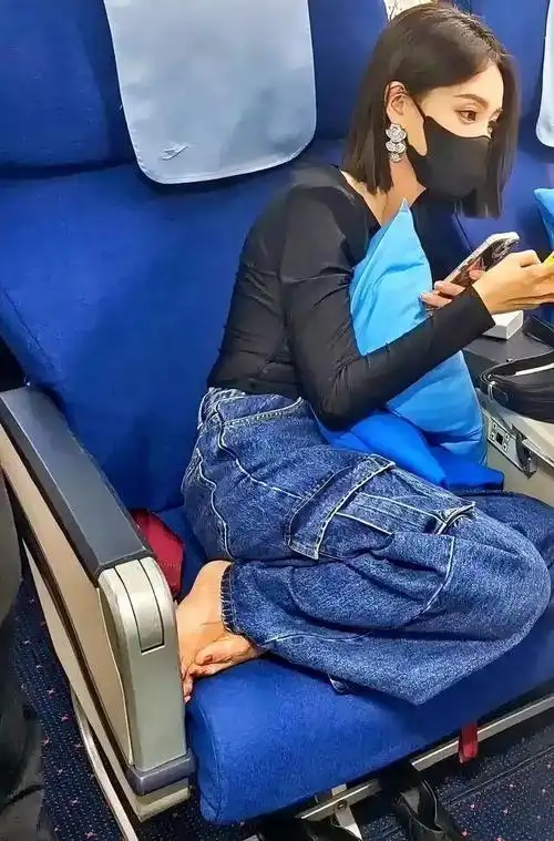 李一桐在飞机上脱鞋被拍,她的行为引争议
