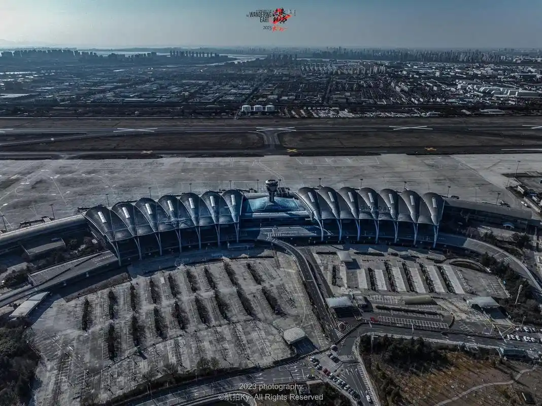 流浪地球青岛取景地.闻名遐迩的流亭机场 一个退役的机场,却承 - 抖音