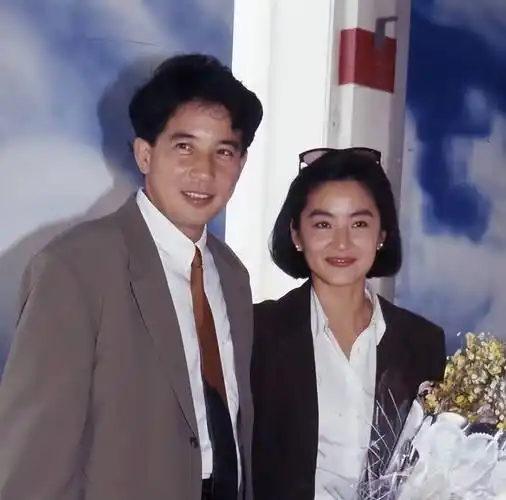 演员林青霞:我这辈子最正确的决定,就是为富豪丈夫生下两个女儿_邢李