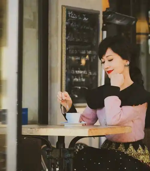 65岁赵雅芝晒近照,皮肤白皙举止优雅,这种粉红色只有她能驾驭_照片