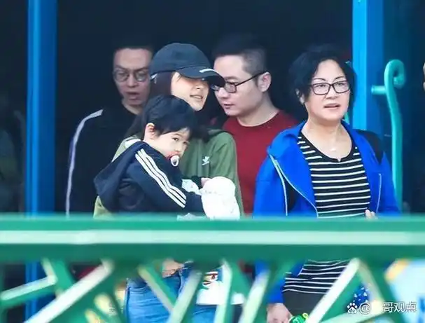 baby陪儿子小海绵上课,正面照首曝光,单独让老师拍照引争议!