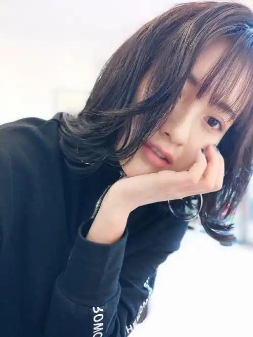 包文婧新发型甜美自拍写真图片