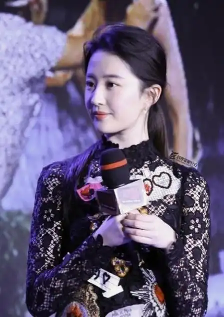 刘亦菲低调现身故宫,不忘拍照留念,与朋友合影笑容灿烂!