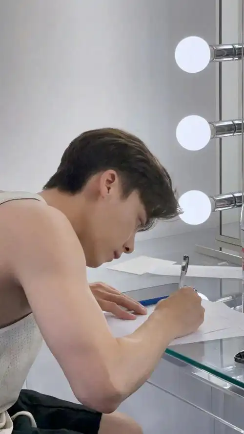 挑战每天按相册顺序发一张李易峰的照片