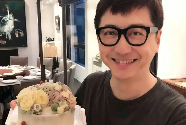 原创庾澄庆晒出自己的家装修风格低调普通但卫生间却太过寒酸