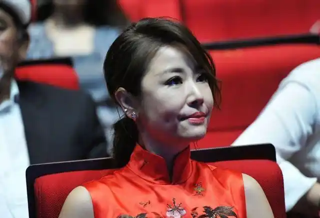 林心如现场生图穿大红旗袍本该优雅脸部皮肤松弛皱纹暴露老态