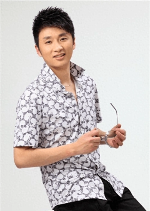 安徽卫视当家小生罗彬,五官端正,他与同事周群的绯闻,早已澄清_节目