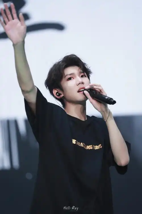 自己却湿了眼眶  宝宝有一双最会爱人的眼睛@tfboys-王源