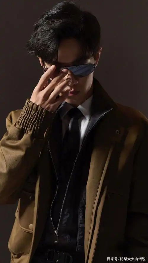 肖战帅气时尚写真合集,可收藏做壁纸哦!安排上