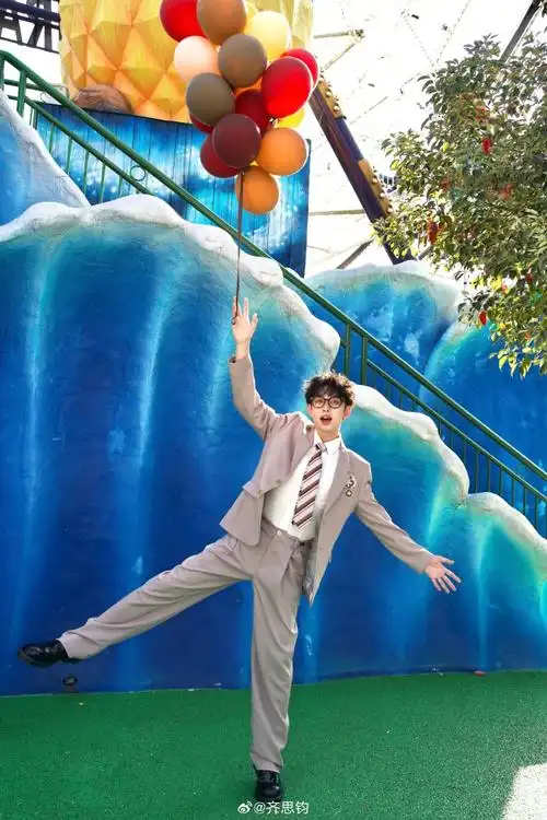 齐思钧超话世界是我的游乐场.#一年一度捣蛋派对##今天妆一装