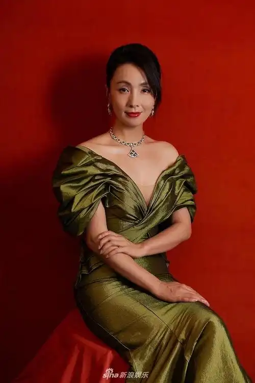 肌肤白皙如雪,陶虹举手投足尽显女人味,还是很有成熟美女的魅力