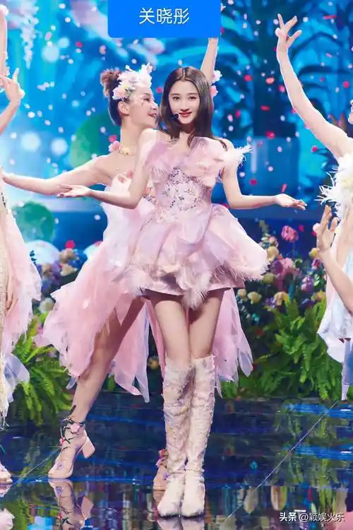 赵丽颖关晓彤现身2023年北京卫视春晚录制现场,赵丽颖红裙太美了_万家