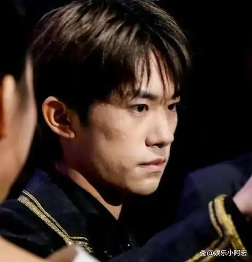 他之外,还有别的男星的生图也很吓人,比如王一博.