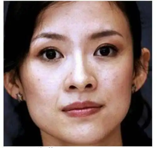 当网友们看到章子怡的素颜照时,纷纷评论道:"和巩