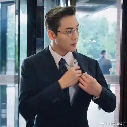 霸总舒适圈##戴金丝眼镜的陈伟霆#@william威廉陈伟霆领衔主演的《许