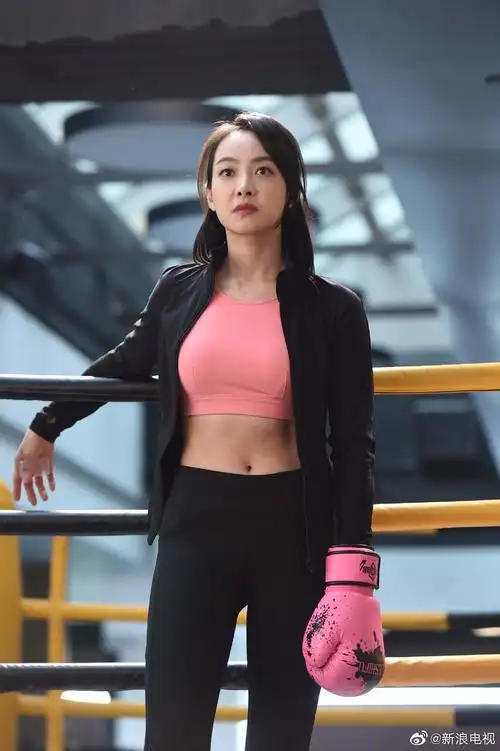 宋茜 @卢靖姗celinajade @张佳宁 @李纯lichun 齐齐穿上健身装,打拳