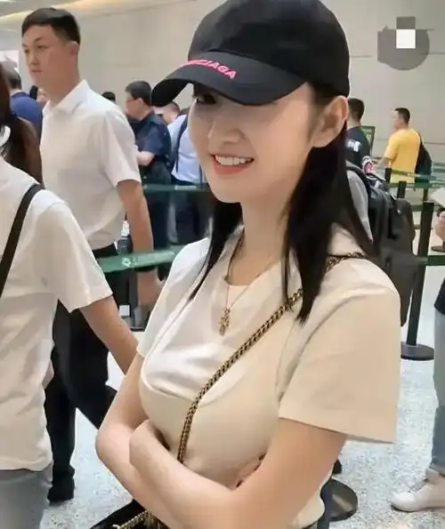 景甜虹桥机场露面,穿紧身t恤大秀苗条身材,懒理张继科赴日传闻