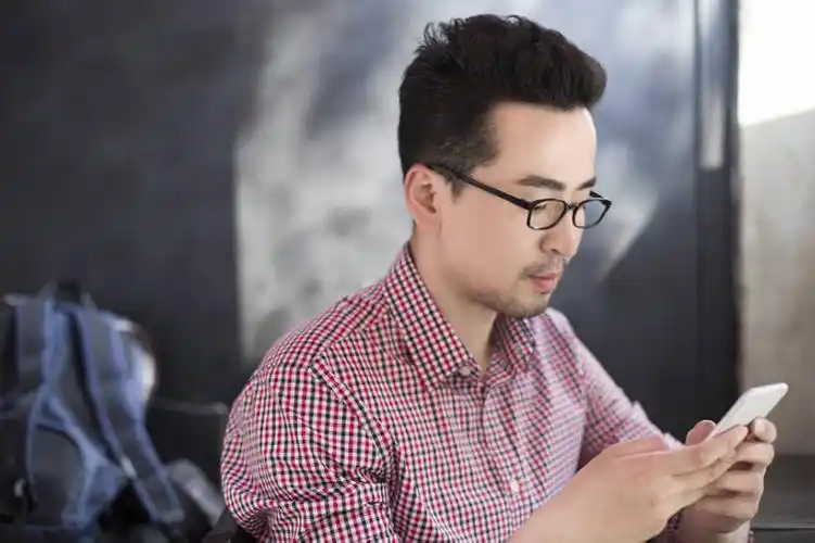 亚洲,仅一个男性,仅一个人,仅一个中年男性,连接,握,艺术,包,眼镜