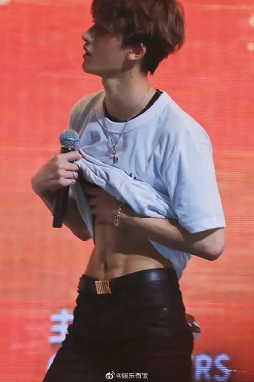 偶遇杨洋打篮球在人群中修长有力量感肌肉线条太好看了