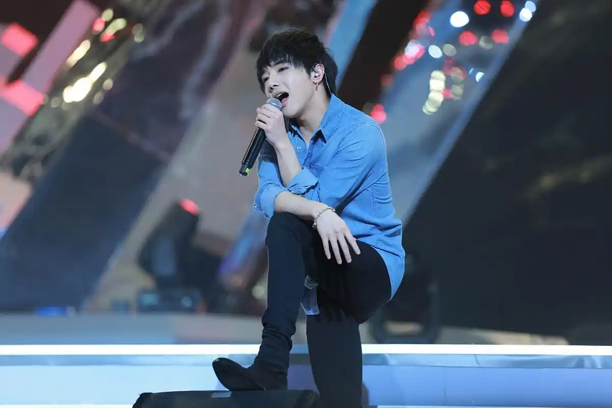 今晚,华晨宇在鸟巢举办了一场震撼人心的演唱会.