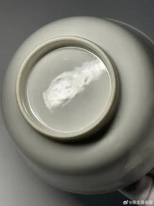 明永乐甜白釉暗刻"莲托八宝纹"碗(一对)～甜白釉瓷为明代永乐朝御窑厂