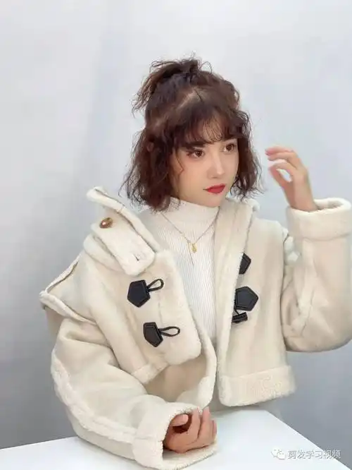 给人慵懒感的发型,很时尚潮流,可爱的羊毛卷短发,温柔减龄不失气质.