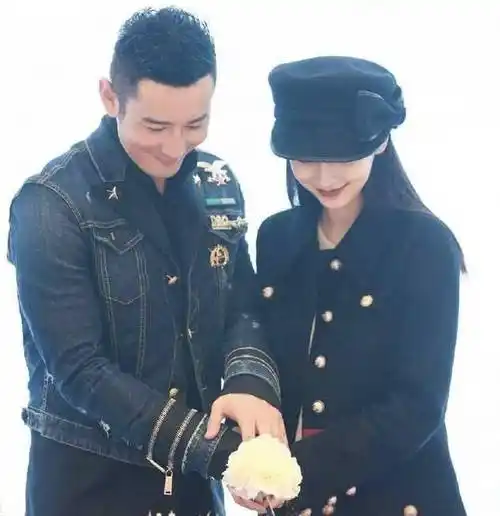 angelababy离婚后,首次亮相,当年的婚礼轰动娱乐圈_黄晓明_郑恺_感情