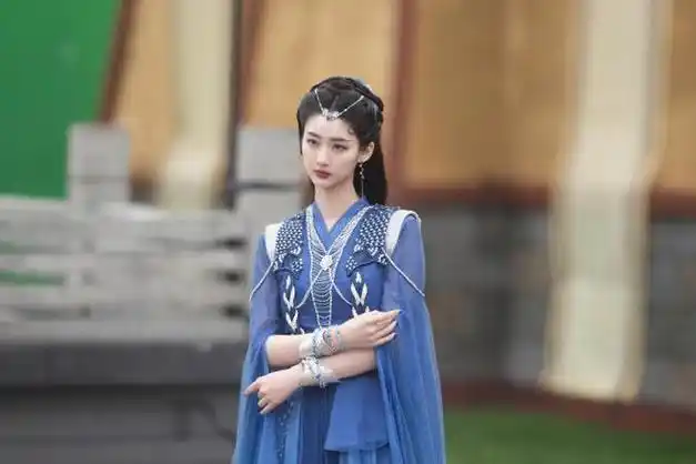 烈焰中妩媚妖娆的她参加过创造101还是东华大学校花