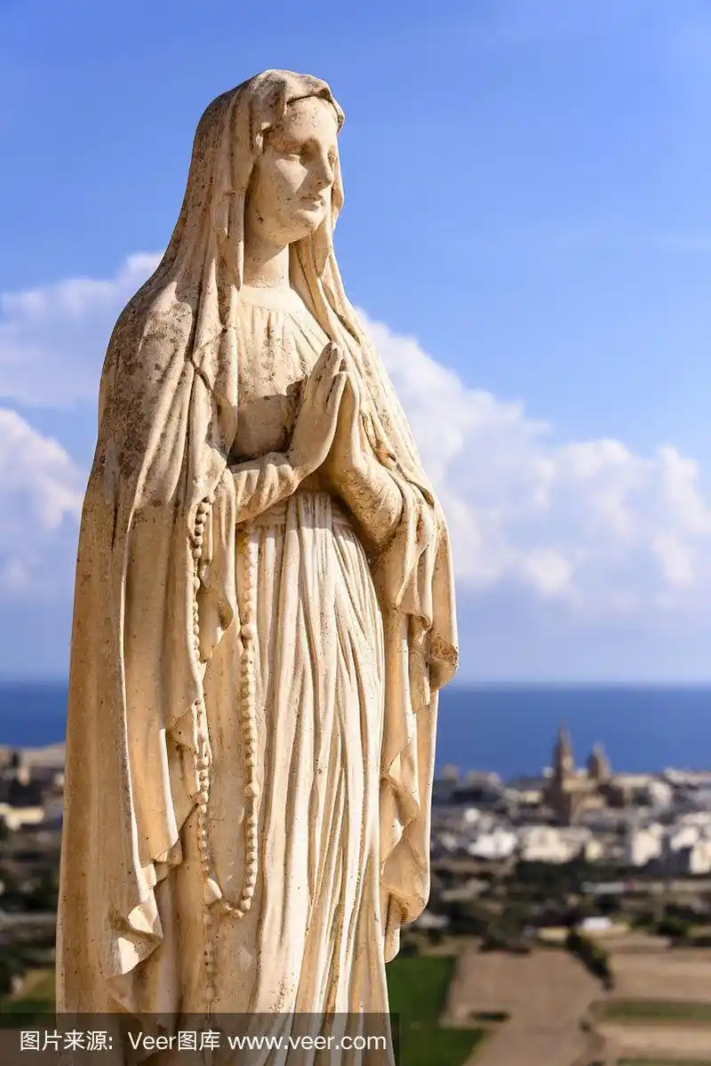 一尊圣母玛利亚的雕像矗立在马耳他戈佐的一座山顶上.