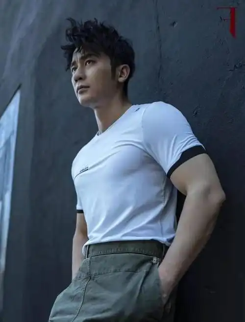 看一看李晨之前拍摄过的硬照形象,李晨的身材好的真是没话说,甚至能够