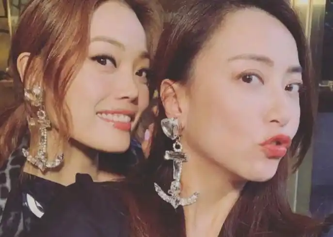 霍汶希卡点祝容祖儿出道22周年晒两人亲密合照姐妹情深